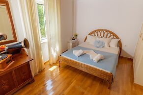 Orestis Stone Apartment for 2 With Garden