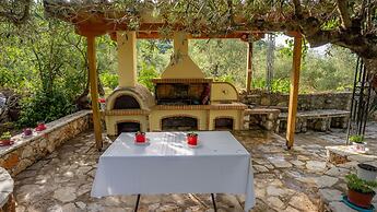 Orestis Stone Apartment for 2 With Garden