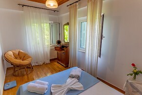 Orestis Stone Apartment for 2 With Garden