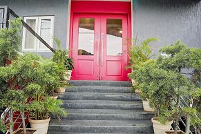 Cozy Stays Near Halasuru Metro Station
