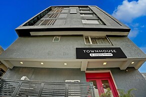 Cozy Stays Near Halasuru Metro Station