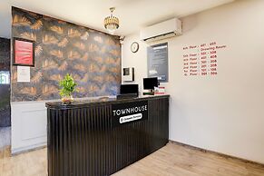 Cozy Stays Near Halasuru Metro Station