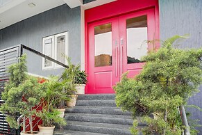 Cozy Stays Near Halasuru Metro Station