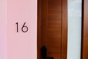 Room 16: Grand King Suite w/ Desk & Sofa Bed