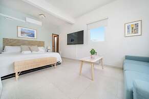 Room 16: Grand King Suite w/ Desk & Sofa Bed