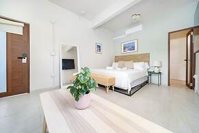 Room 16: Grand King Suite w/ Desk & Sofa Bed