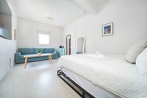 Room 16: Grand King Suite w/ Desk & Sofa Bed