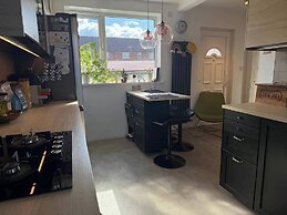 Charming Reading Garden House Pet Friendly