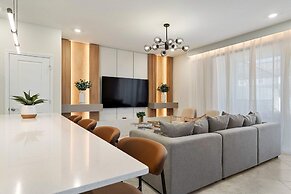 1149 Spacious Family 5-bedroom Townhome