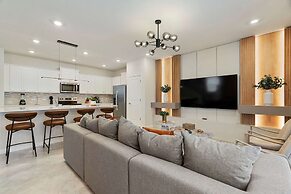 1149 Spacious Family 5-bedroom Townhome