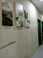 THE 1975 HOTEL EMPIRE