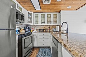 Luxe Condo - Mountain Views - Pool Hot Tub Sauna