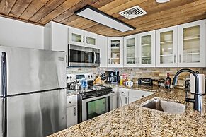 Luxe Condo - Mountain Views - Pool Hot Tub Sauna