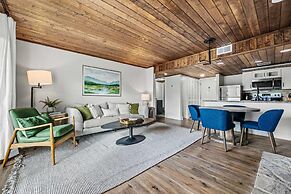 Luxe Condo - Mountain Views - Pool Hot Tub Sauna