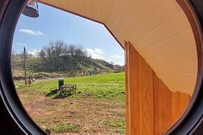 Cosy Countryside Cabin - Sleeps 2, Parking & Farm