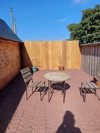 Cosy Countryside Cabin - Sleeps 2, Parking & Farm