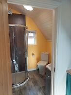 Cosy Countryside Cabin - Sleeps 2, Parking & Farm
