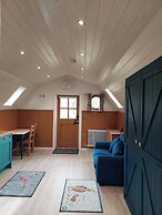 Cosy Countryside Cabin - Sleeps 2, Parking & Farm
