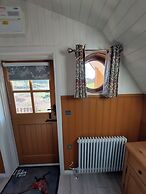 Cosy Countryside Cabin - Sleeps 2, Parking & Farm