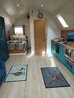Cosy Countryside Cabin - Sleeps 2, Parking & Farm