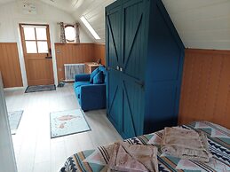 Cosy Countryside Cabin - Sleeps 2, Parking & Farm