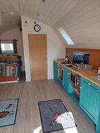 Cosy Countryside Cabin - Sleeps 2, Parking & Farm