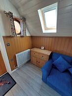 Cosy Countryside Cabin - Sleeps 2, Parking & Farm