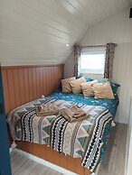 Cosy Countryside Cabin - Sleeps 2, Parking & Farm