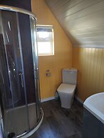 Cosy Countryside Cabin - Sleeps 2, Parking & Farm