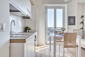 Bright flat near Lambretta Park