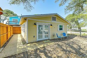 2 Mi to Rockport Beach: Cozy Hideaway!