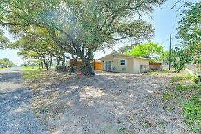 2 Mi to Rockport Beach: Cozy Hideaway!