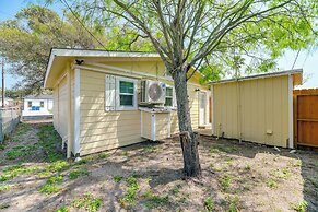 2 Mi to Rockport Beach: Cozy Hideaway!