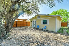 2 Mi to Rockport Beach: Cozy Hideaway!