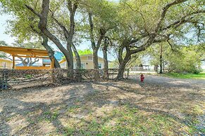 2 Mi to Rockport Beach: Cozy Hideaway!