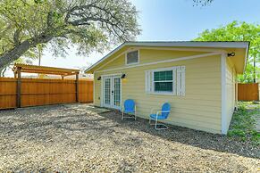 2 Mi to Rockport Beach: Cozy Hideaway!