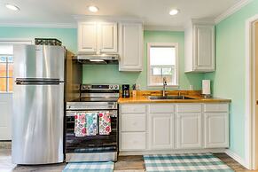 2 Mi to Rockport Beach: Cozy Hideaway!