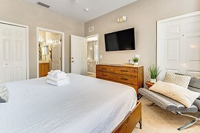 9 Mi to Wdw: Townhouse w/ Balcony in Davenport!