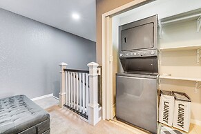 9 Mi to Wdw: Townhouse w/ Balcony in Davenport!