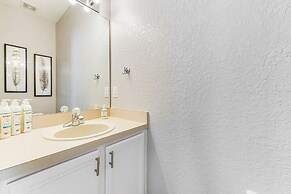 9 Mi to Wdw: Townhouse w/ Balcony in Davenport!