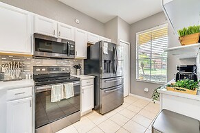 9 Mi to Wdw: Townhouse w/ Balcony in Davenport!