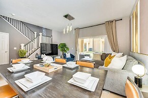 9 Mi to Wdw: Townhouse w/ Balcony in Davenport!