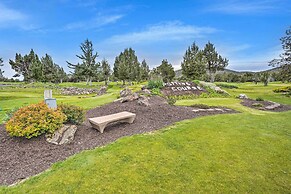 Hot Tub + Golf View: Eagle Crest Resort Escape!