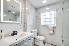 8 Mi to Las Olas Beach: Canal-front Oasis w/ Pool!