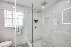 8 Mi to Las Olas Beach: Canal-front Oasis w/ Pool!