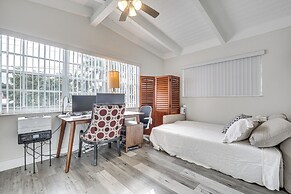 8 Mi to Las Olas Beach: Canal-front Oasis w/ Pool!