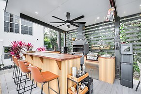 8 Mi to Las Olas Beach: Canal-front Oasis w/ Pool!