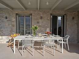 Villa Helia With Swimming Pool