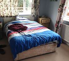 Room-large Home in Prime Location for al