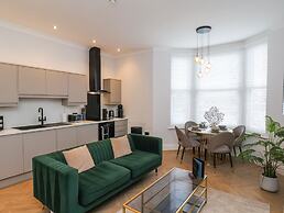 The Salisbury Sleeps 4 Classic Apartment